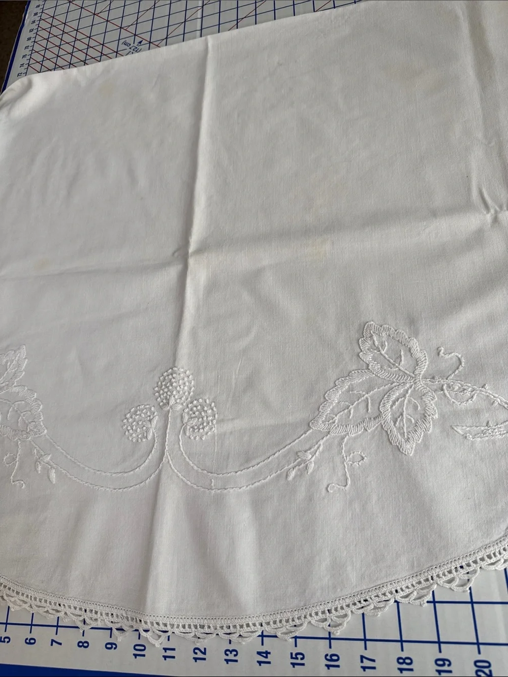 Vintage Madeira Hand Embroidered Linen Tablecloth White Berry Vine Crochet Lace